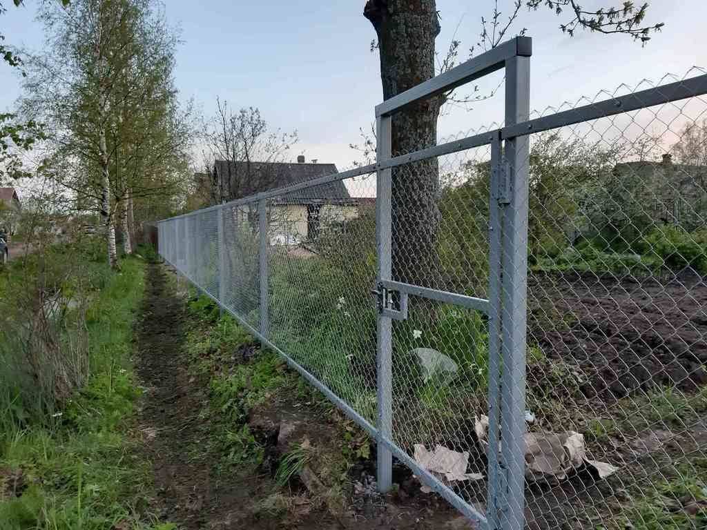 Как натянуть сетку рабицу на забор – способы