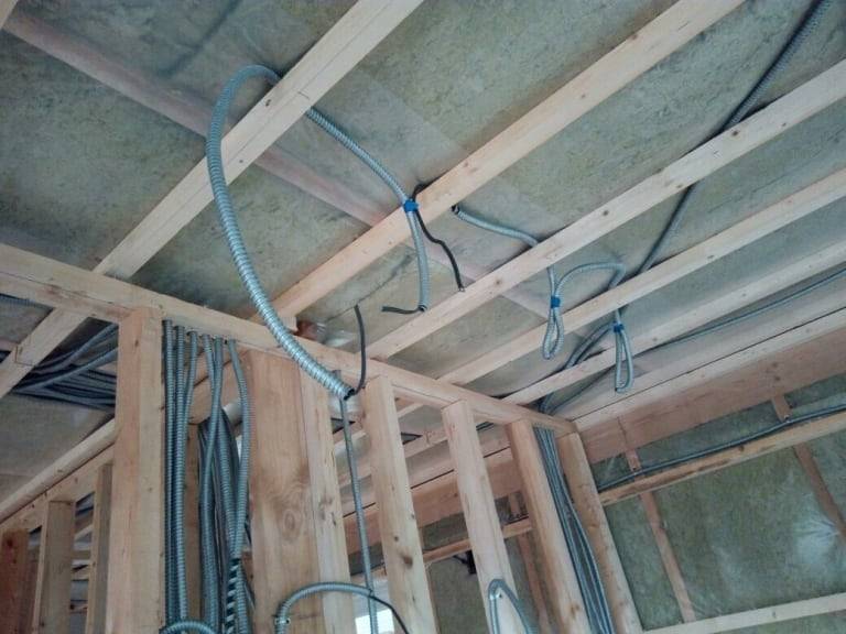 Выполняем монтаж электропроводки в частном деревянном доме своими руками: пошаговая инструкция и схема как развести- обзор +видео