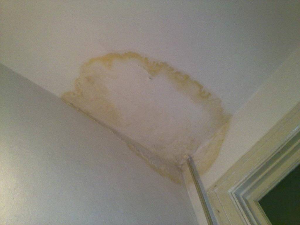 Как просто удалить следы желтых пятен на стене и потолке