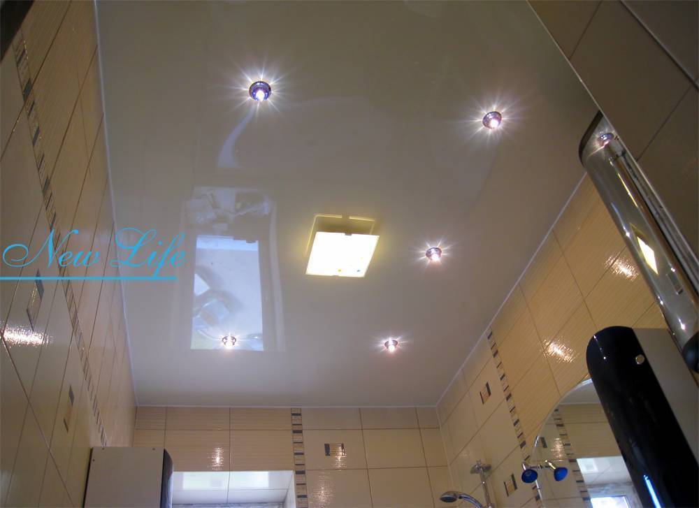 Какое освещение лучше выбрать для ванной с натяжным потолком