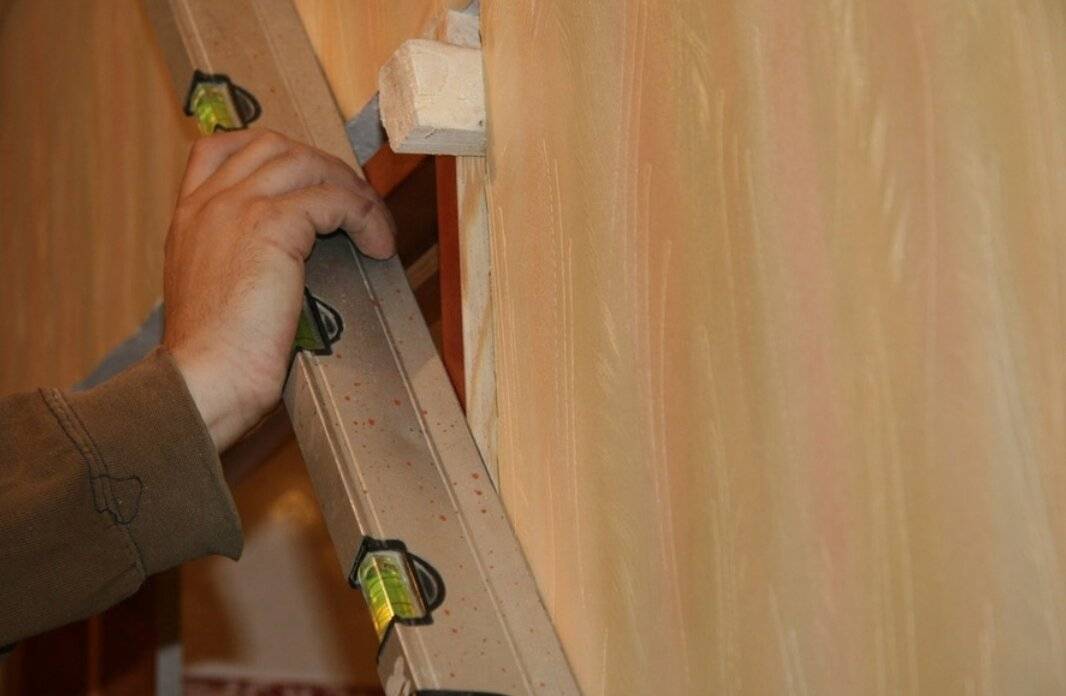 Пошаговая инструкция по монтажу деревянной входной группы, контроль правильности установки дверей