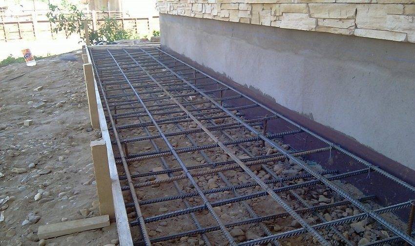 Можно ли использовать сетку рабицу для армирования бетонного пола, отмостки, стяжки