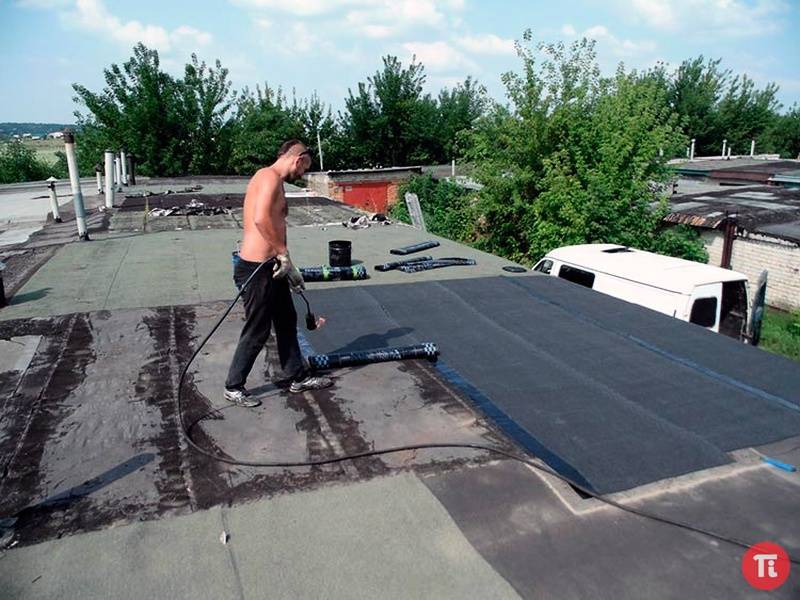 Как сделать и чем покрыть крышу гаража - монтаж односкатной своими руками, из профнастила в том числе, как застелить рубероидом, как сделать гидроизоляцию, как поднять, отремонтировать и защитить, инс