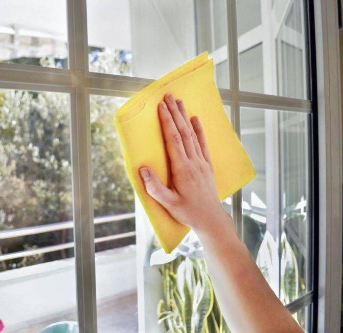 Как правильно мыть пластиковые окна снаружи и внутри, чисто и без разводов, как убрать монтажную пену, старую клейкую ленту?