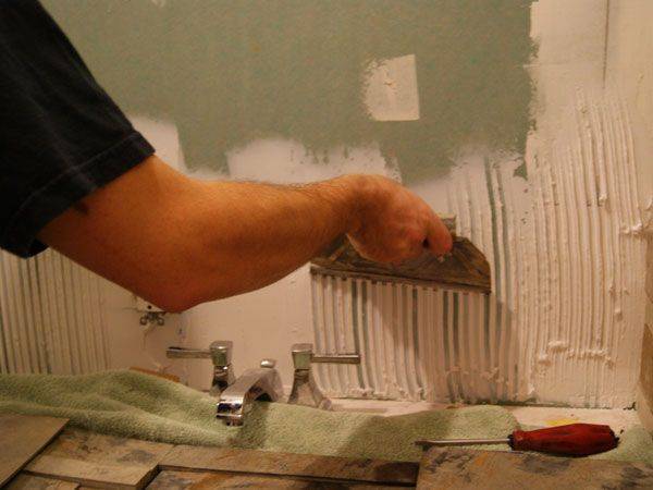 Укладка плитки на штукатурку - можно ли и как наносить на стены и пол