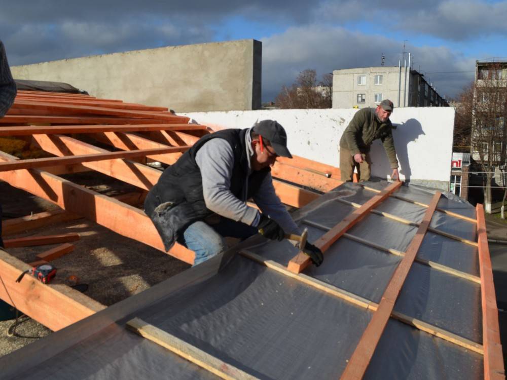 Ремонт крыши частного дома своими руками: материалы, работы