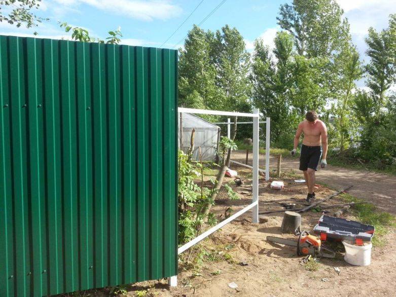 Забор из профнастила своими руками со столбиками: фото лучших проектов и их реализация, пошаговая инструкция