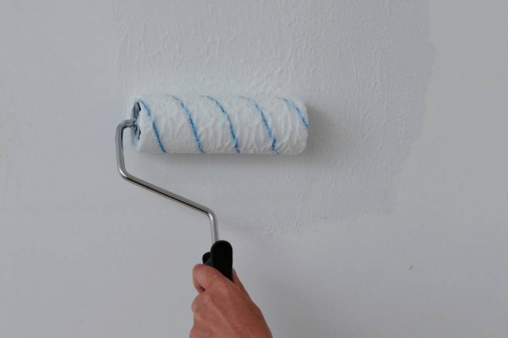 Как покрасить стены водоэмульсионной краской на старую водоэмульсионнуютехнология покраски стен водоэмульсионной краской