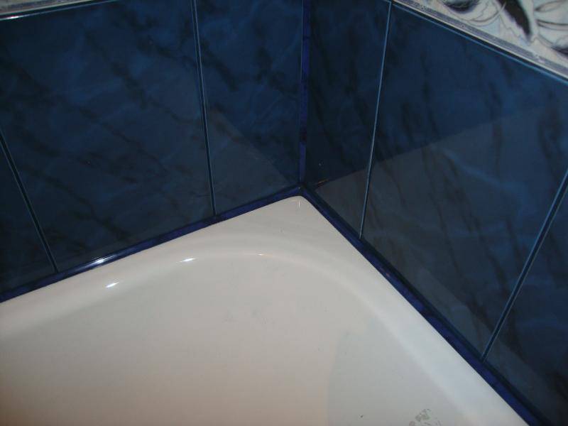 Как заделать щель между ванной и стеной, 6 способов замазать или закрыть стык