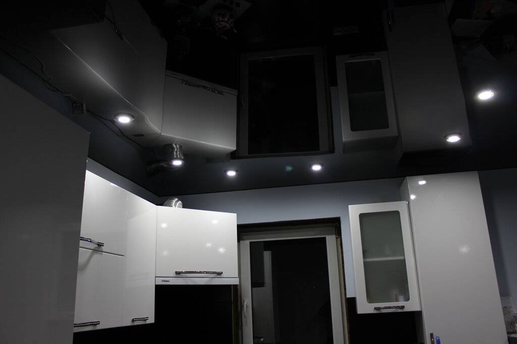 Потолок темного цвета в интерьере комнаты – черно-белая грань, меняющая восприятие пространства
