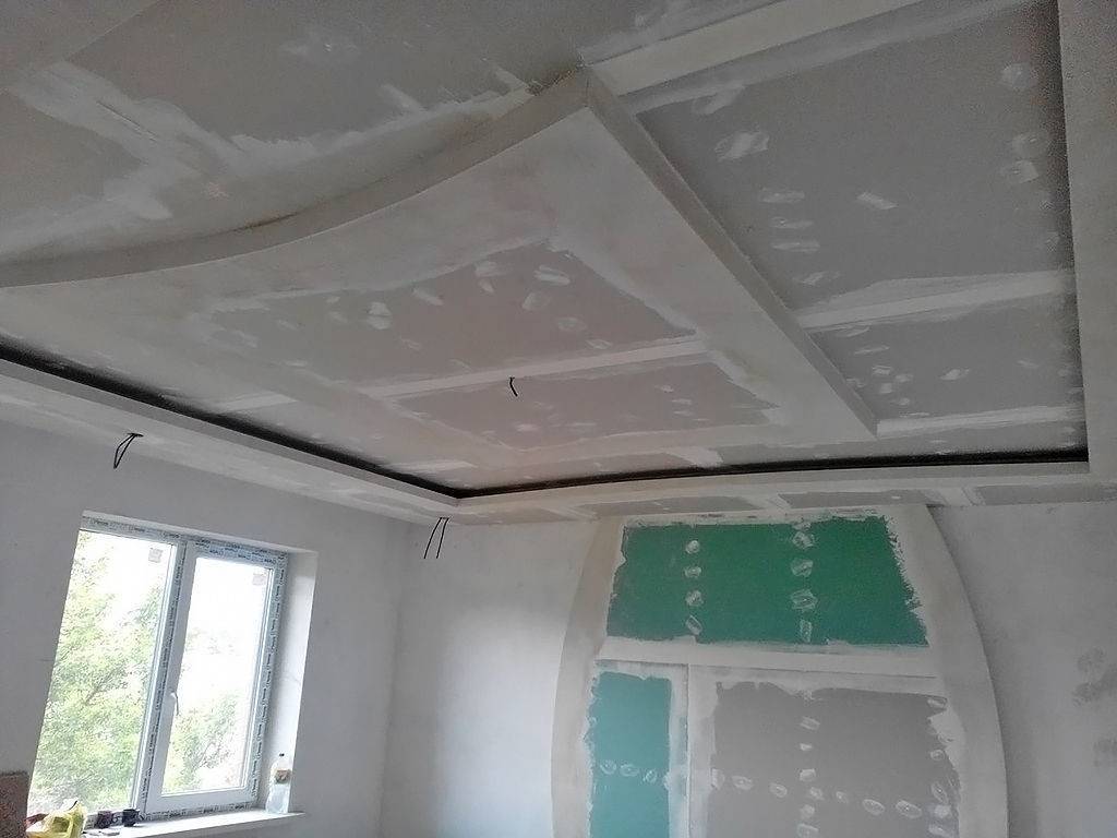 Покраска потолка из гипсокартона: этапы выполнения работ