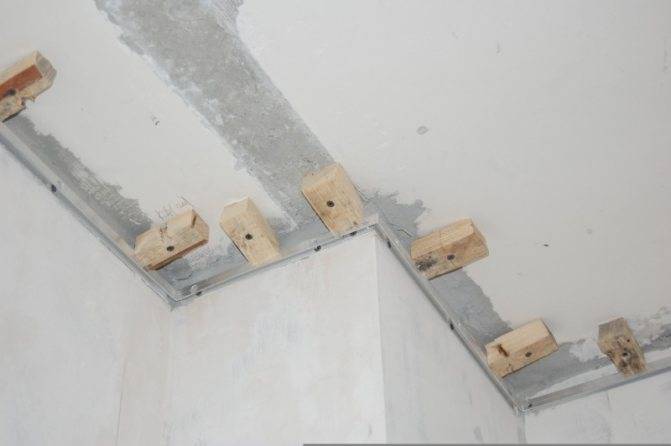 Крепление натяжного потолка к стене из гипсокартона: монтаж багета на гкл (видео)
