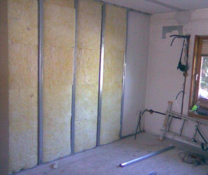 Обшивка стен в деревянных домах: плюсы гипсокартонной отделки, советы в выборе каркаса и правила установки