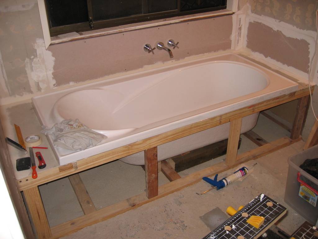 Экран под ванну из гипсокартона и плитки съемный фото