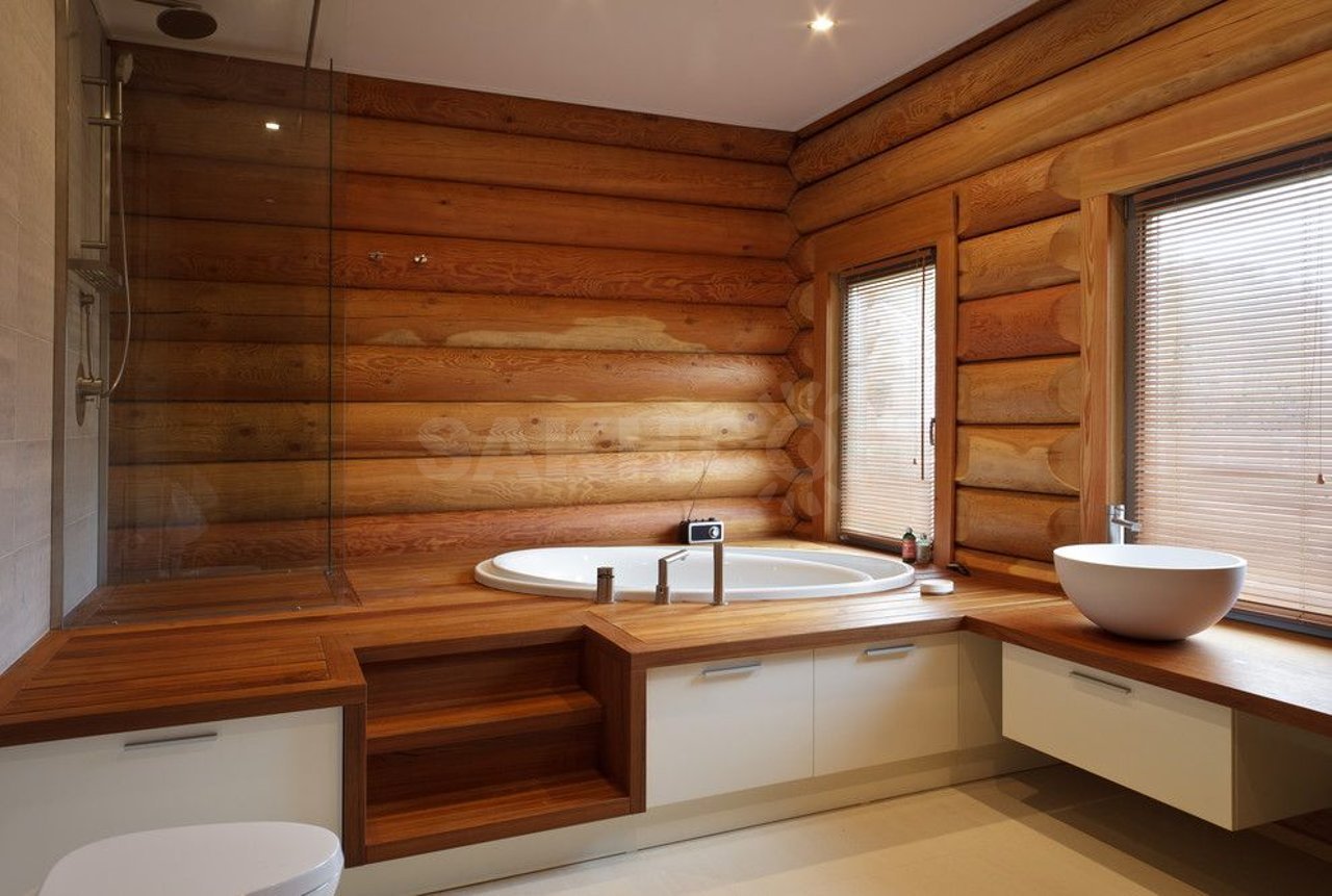 ванная комната дизайн в деревянном доме с ванной