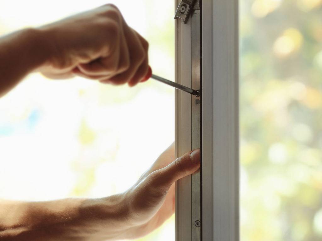 Что такое фурнитура окна? способы её ремонта своими руками