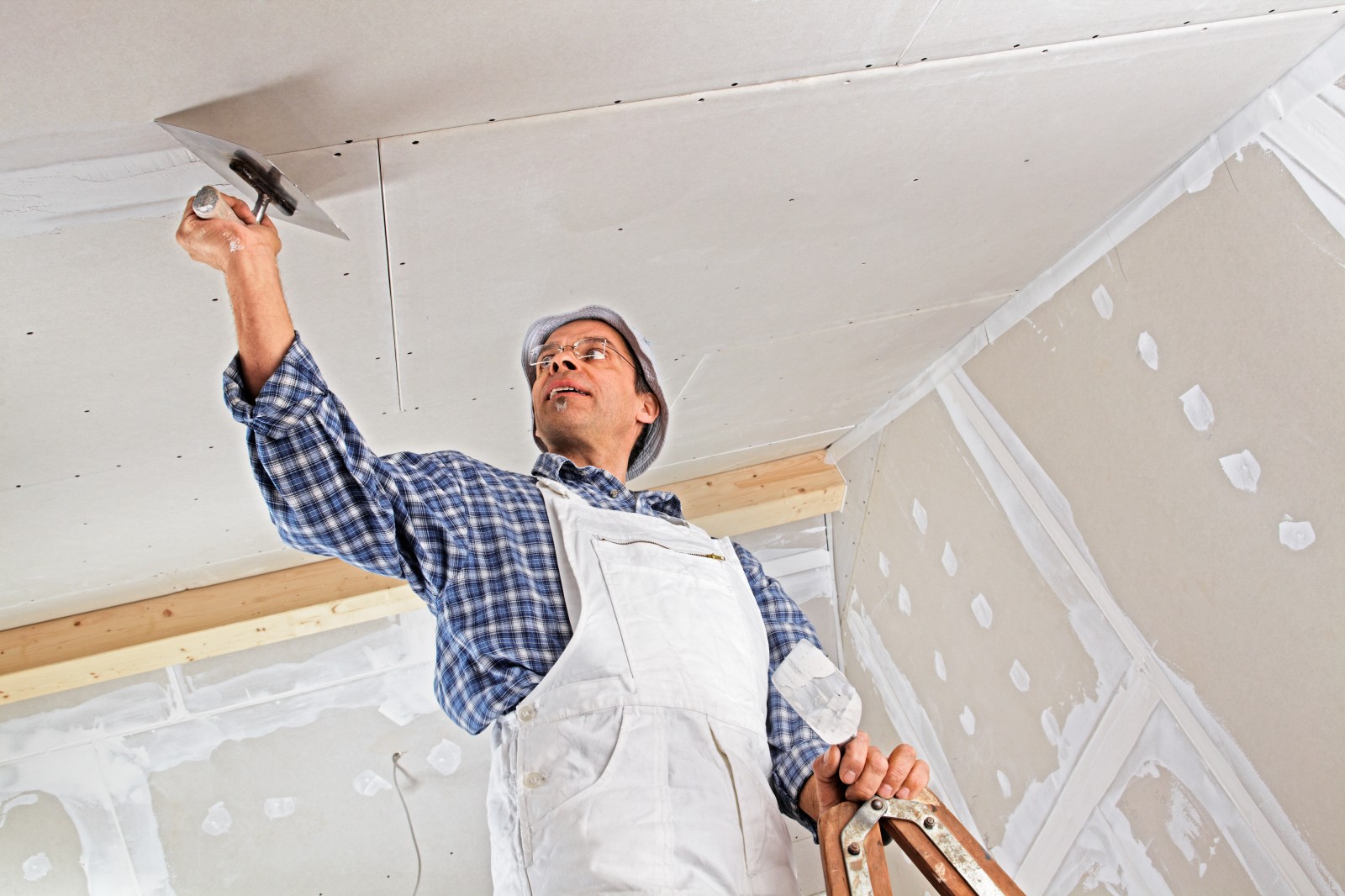 Как отремонтировать потолок в квартире. ремонт потолка своими руками – 4 варианта проведения работ | ремонт как искусство