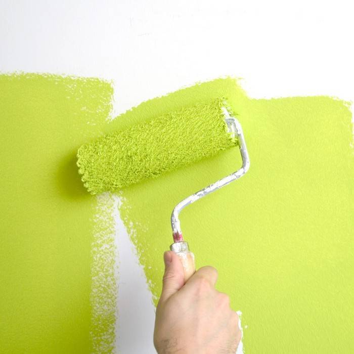 Как красить стены водоэмульсионной краской при помощи валика