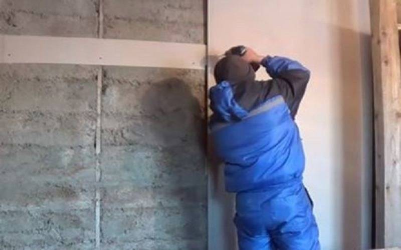 Как крепить гипсокартон к оштукатуренной стене без профилей