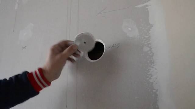 Как заделать дырку в гипсокартоне на потолке от светильников