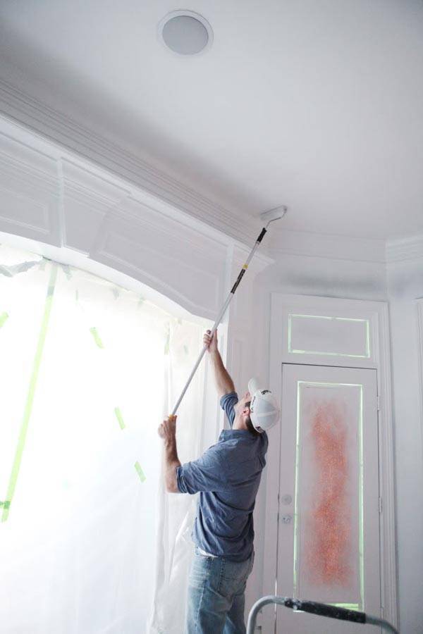 Какую краску выбрать для покраски потолка в квартире?